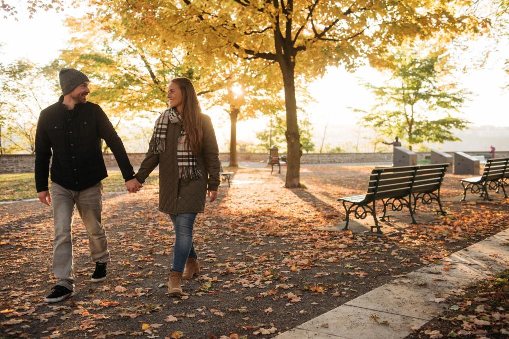 Couple marchant dans le parc Montmorency dans le Vieux-Québec