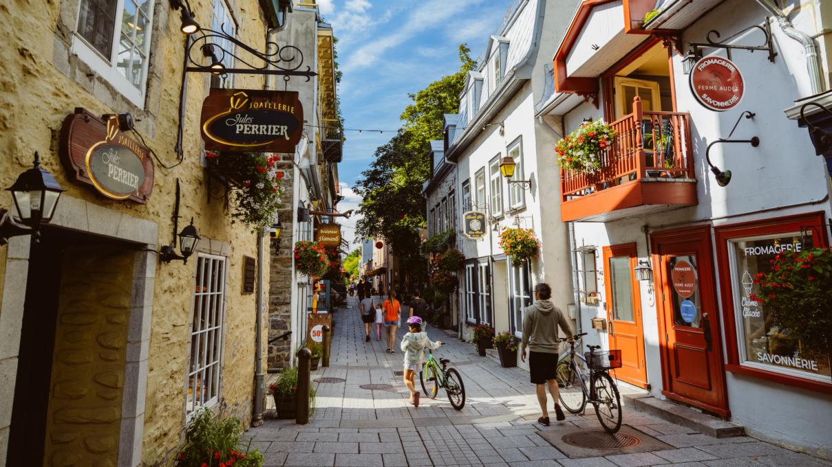 Famille avec leurs vélos dans le Petit-Champlain
