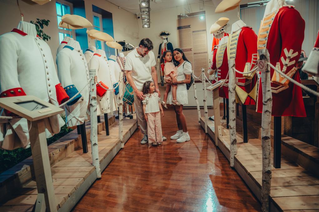 Famille qui visite l'exposition Bataille