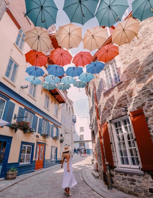 Femme qui marche dans la rue des parapluies