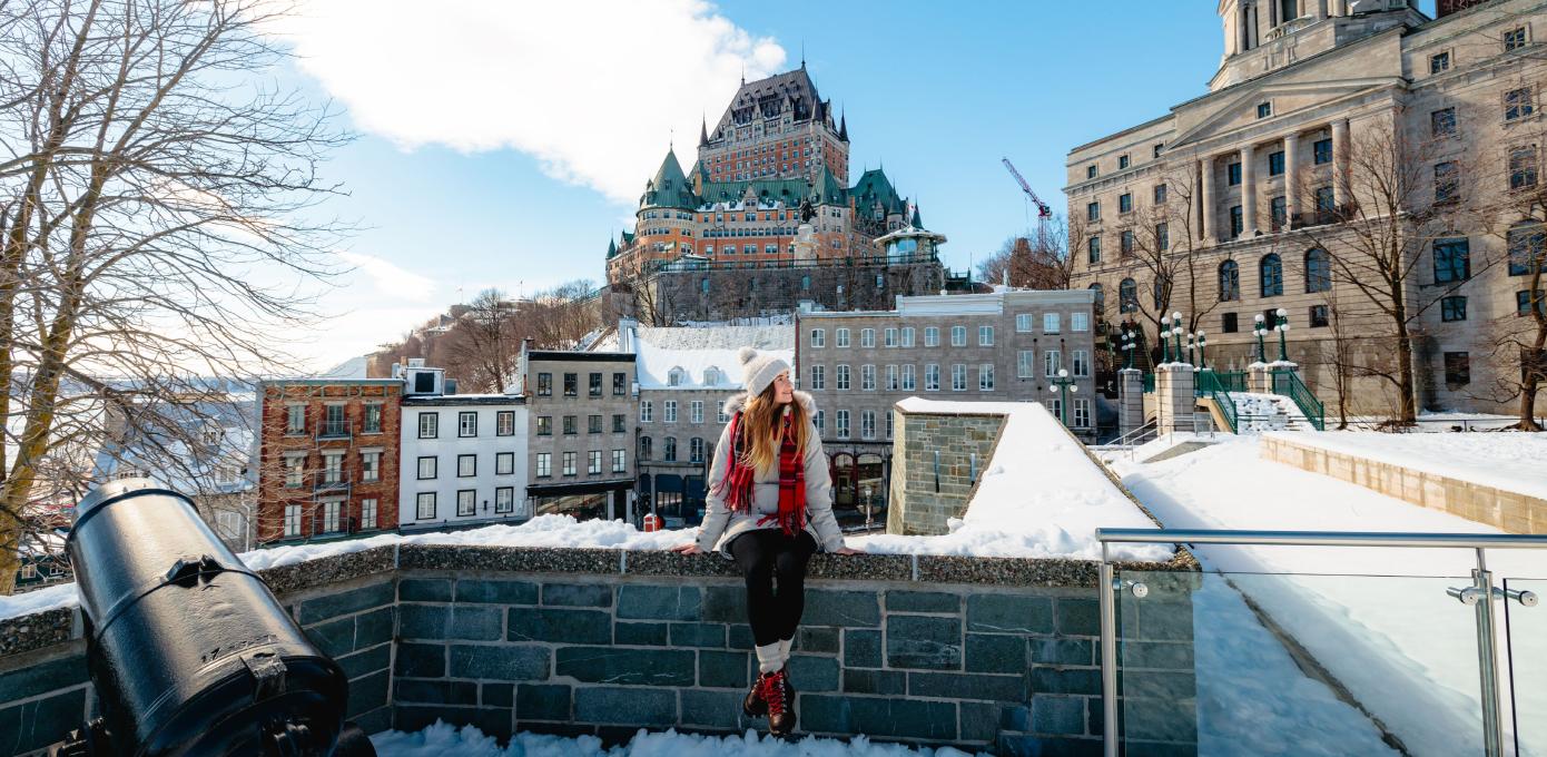 Femme devant le Château Frontenac en hiver