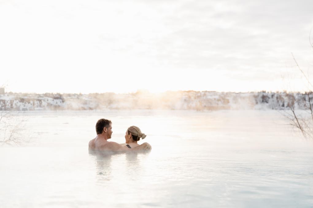 Couple dans un bassin du Strøm spa Nordique