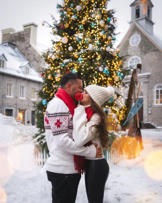 Couple devant un sapin de Noël décoré