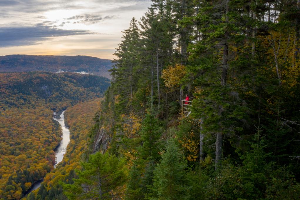 Randonneur à la Vallée Bras-du-Nord en automne