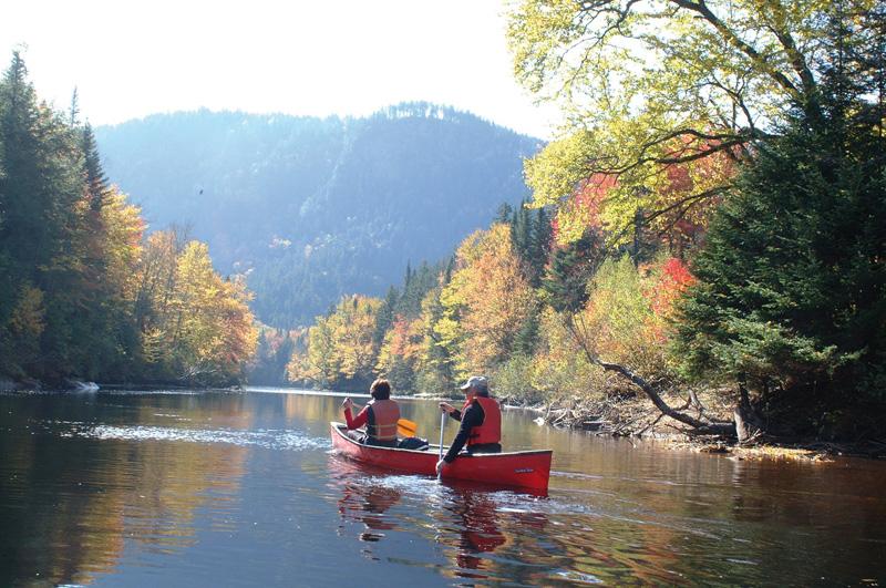 Couple in a canoe at the Vallée Bras-du-Nord in Portneuf
