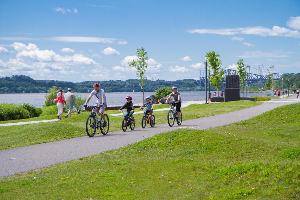 Famille en vélo  sur la Promenade Samuel De Champlain 