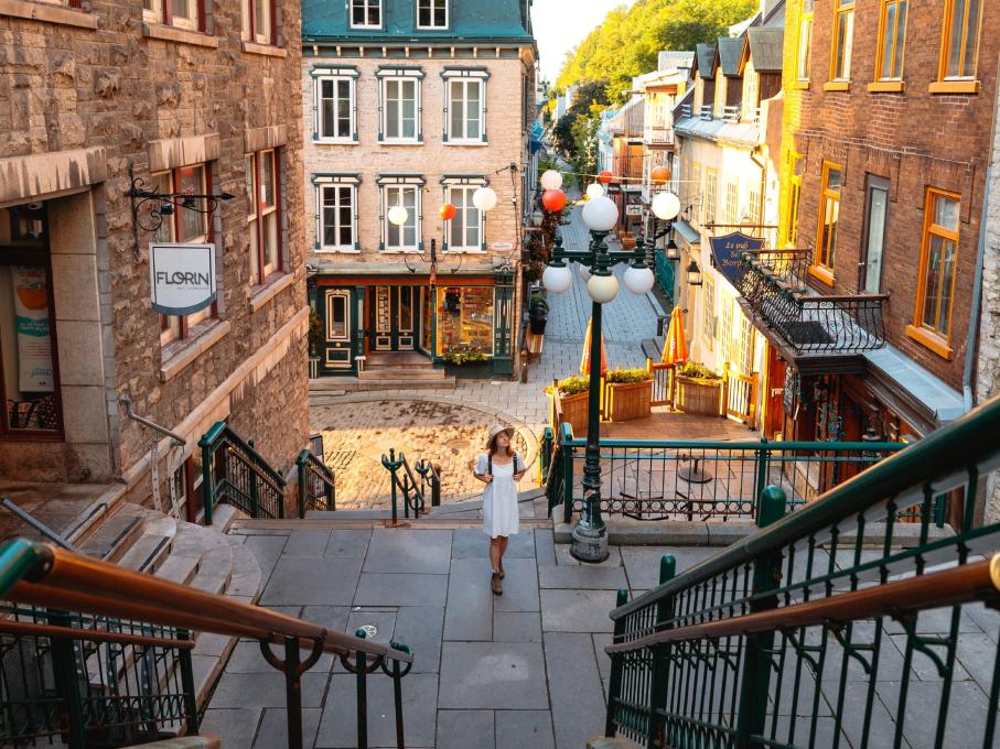 Femme qui monte l'escalier Casse-cou