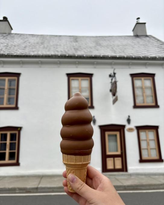 Cornet enrobé de chocolat devant la Chocolaterie de l'Île d'Orléans