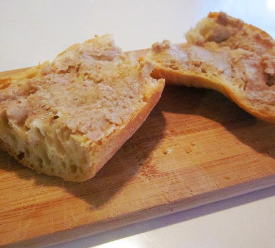 baguette de pain tartiné de creton