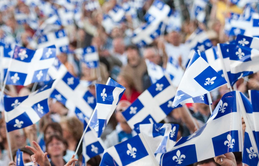 Foule avec drapeaux du Québec