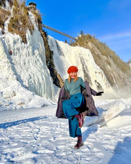 Femme devant la chute Montmorency en hiver