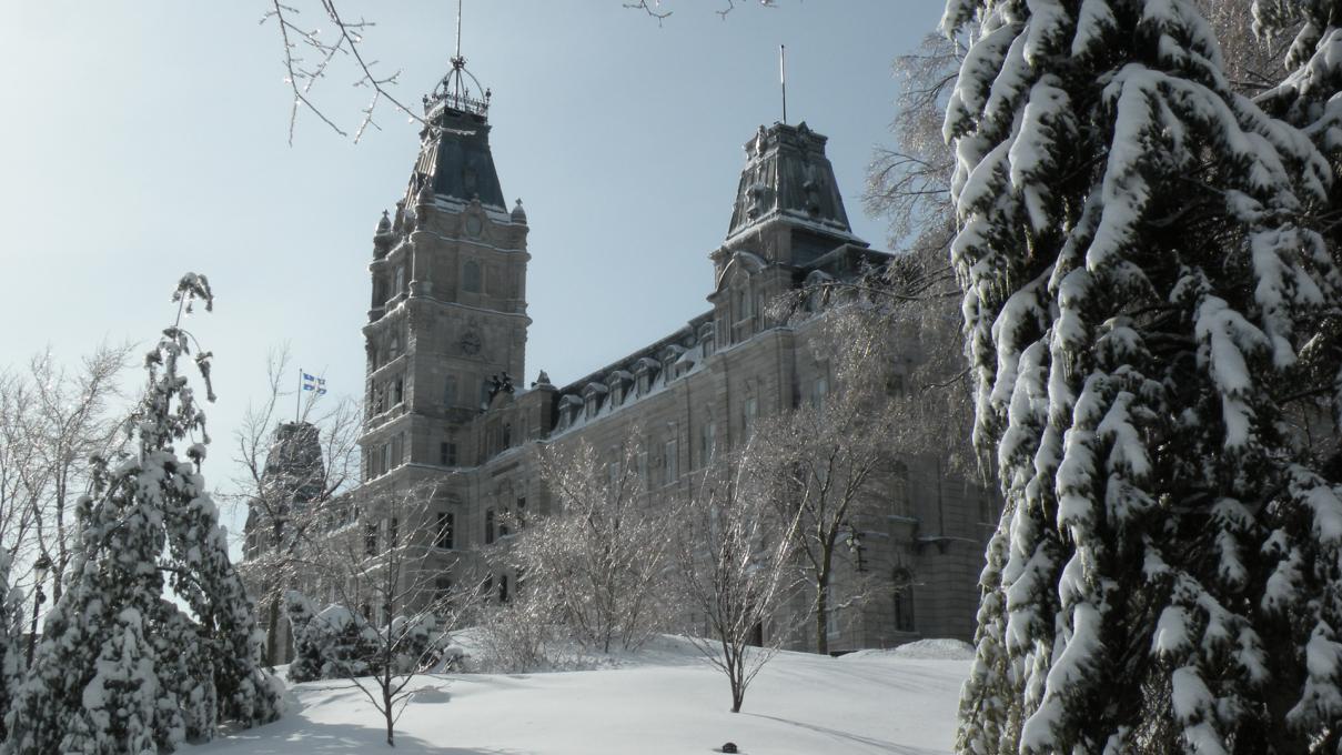 Façade de l'hôtel du Parlement de Québec en hiver 