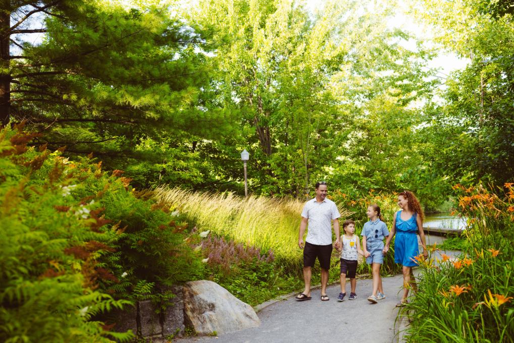 Famille qui marche le long du parc linéaire de la rivière St-Charles
