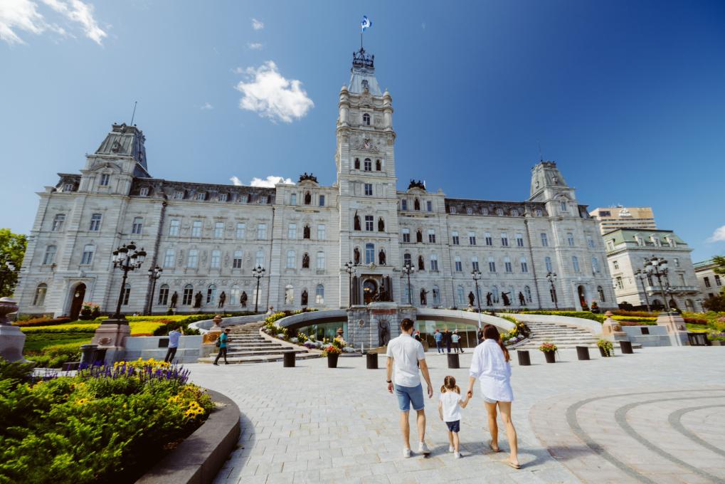 Famille devant le Parlement de Québec