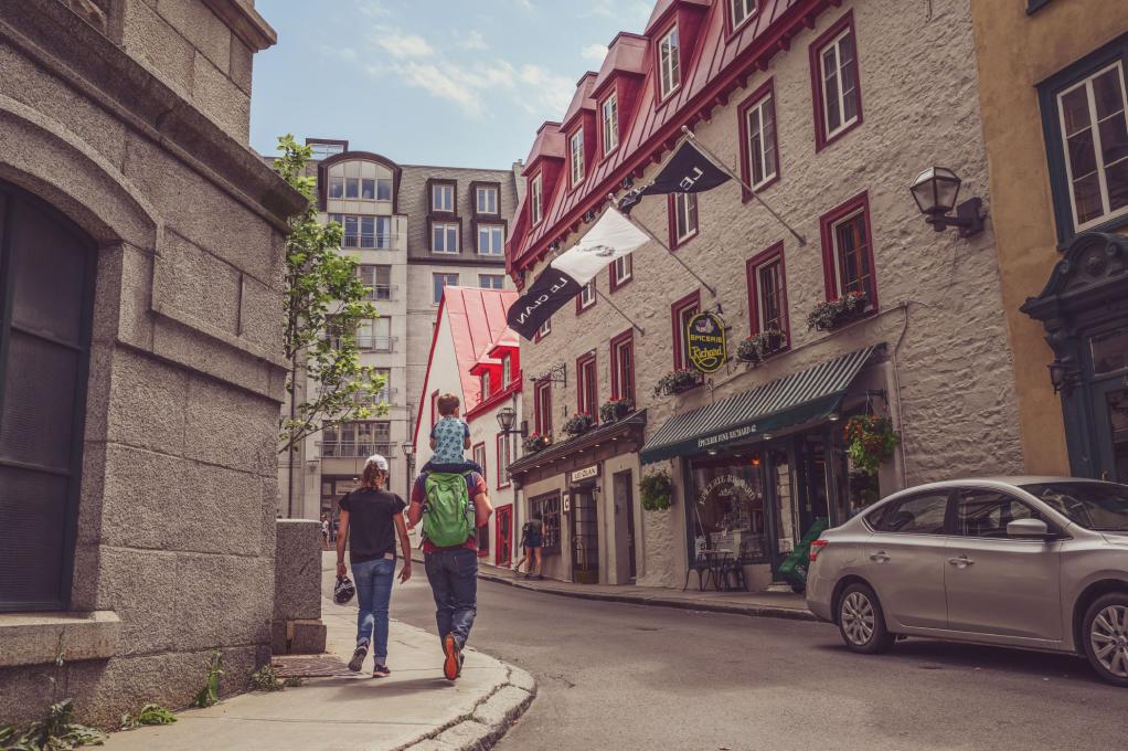 Famille qui marche dans le Vieux-Québec