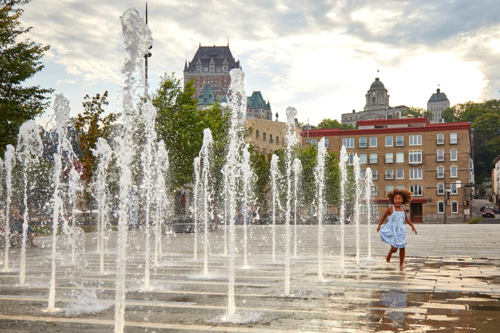 Fillette dans les jets d'eau à la place des Canotiers
