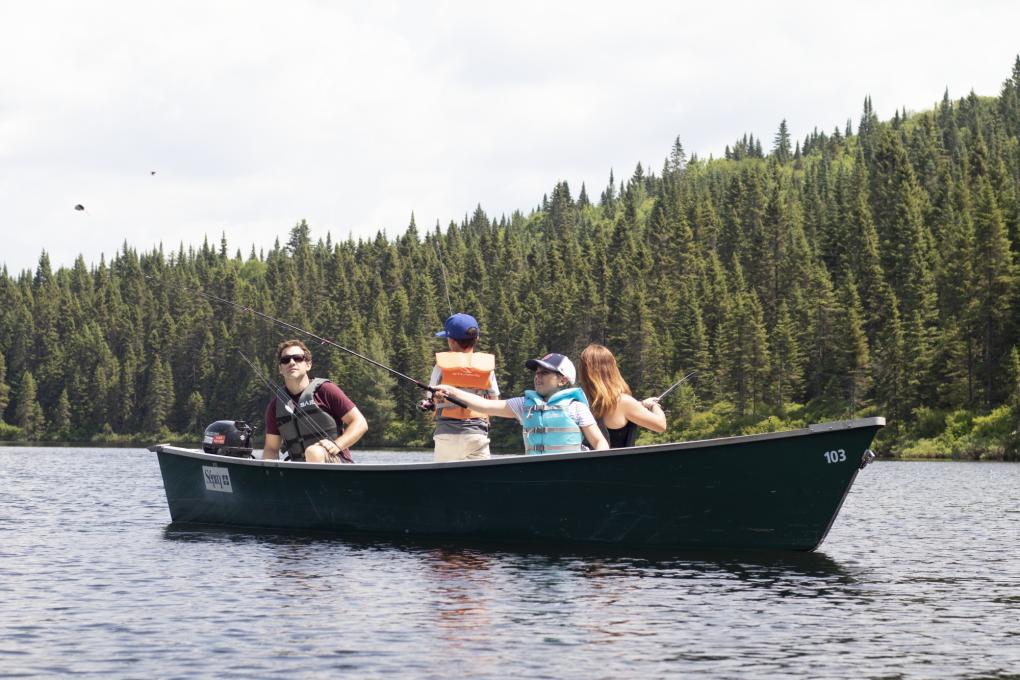 Famille qui pêche dans un canot dans la Réserve faunique Portneuf