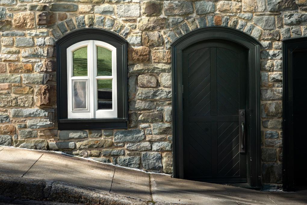 Porte d'une maison en pierre
