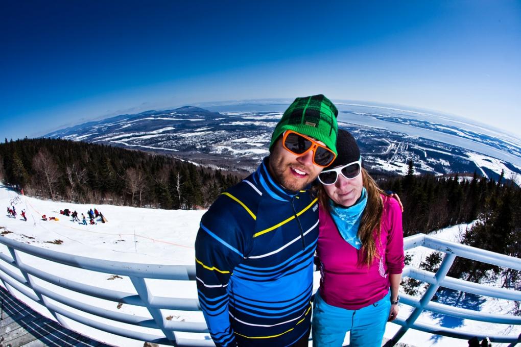 Couple au Mont-Sainte-Anne en ski de printemps