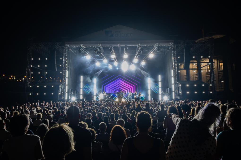 Artistes sur scène lors de la SuperFrancoFête