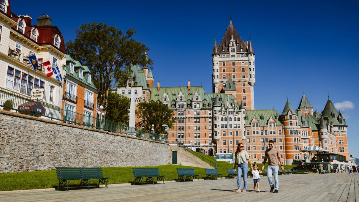 Famille marchant sur la terrasse Dufferin