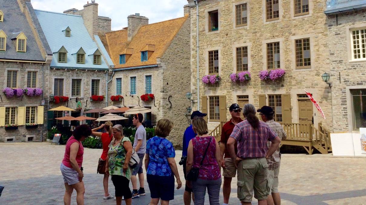 Visitors on a guided tour in Québec City