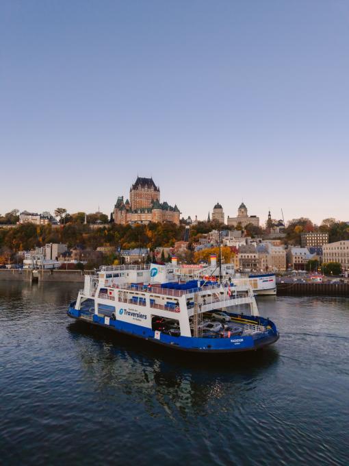 Traversier Québec sur le fleuve en fin de journée