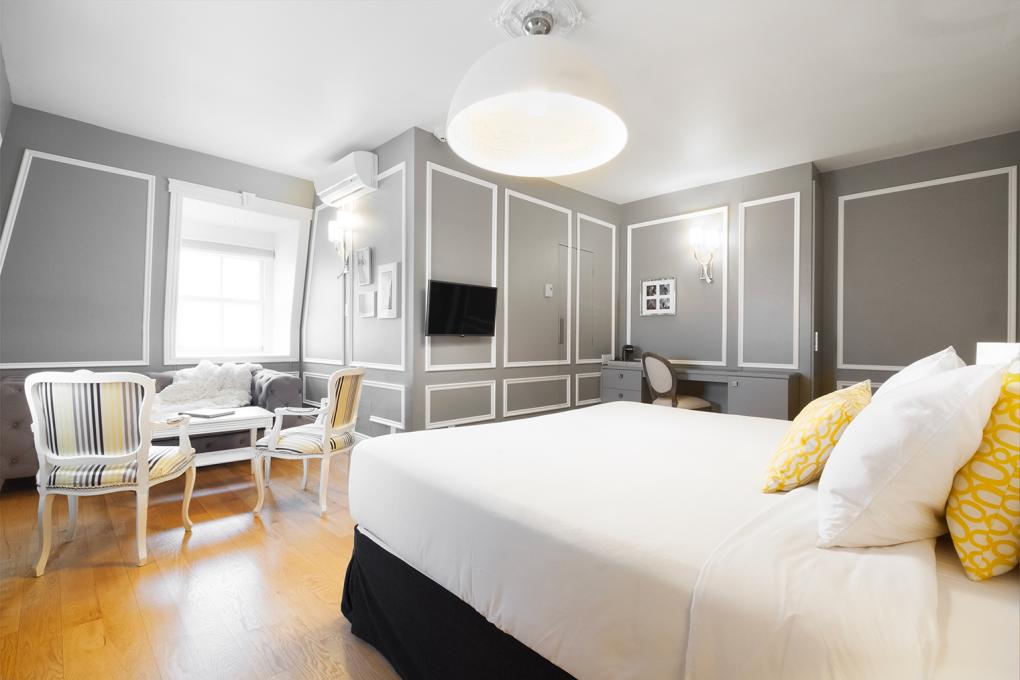 Hôtel Nomad Québec - Suite Junior grise et jaune avec 1 très grand lit