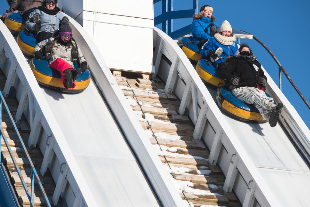 People at the top of the Everest slide in winter at Village Vacances Valcartier.