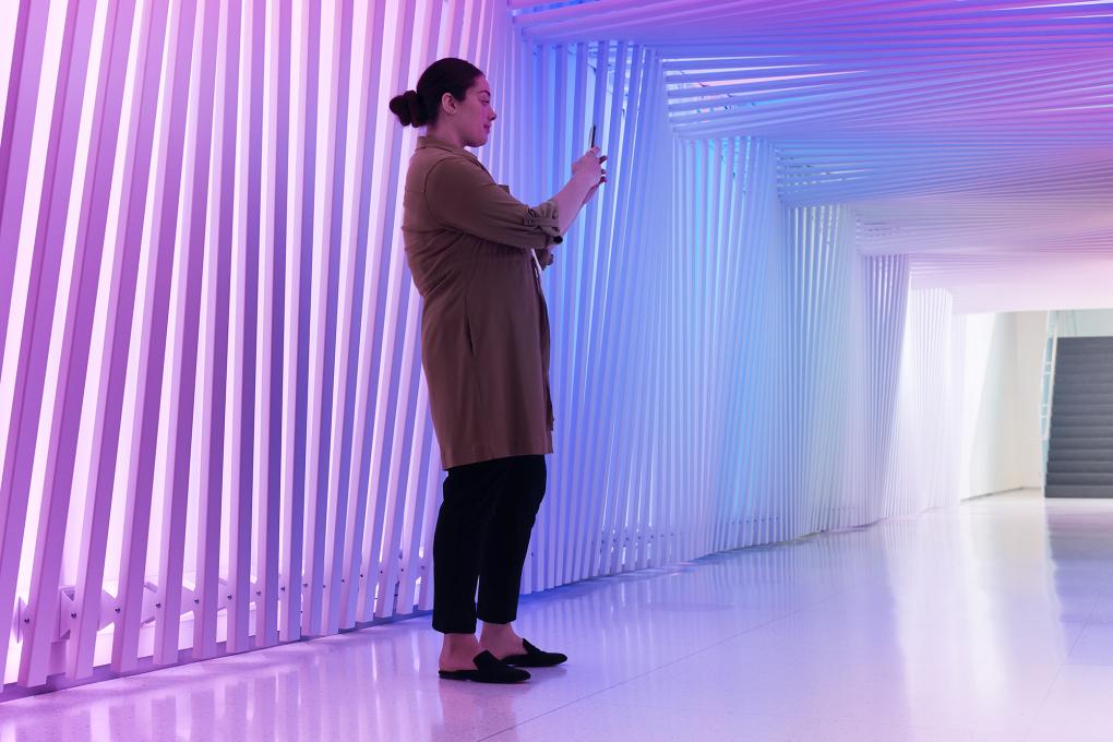 Parlement du Québec - Le spectre des Lumières dans la pavillon d'accueil du parlement du Québec.