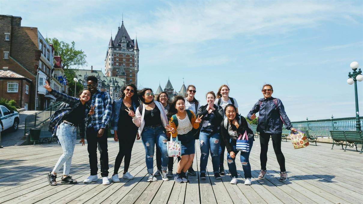 BLI Québec | École de français - Groupe d'étudiants sur la Terrasse Dufferin
