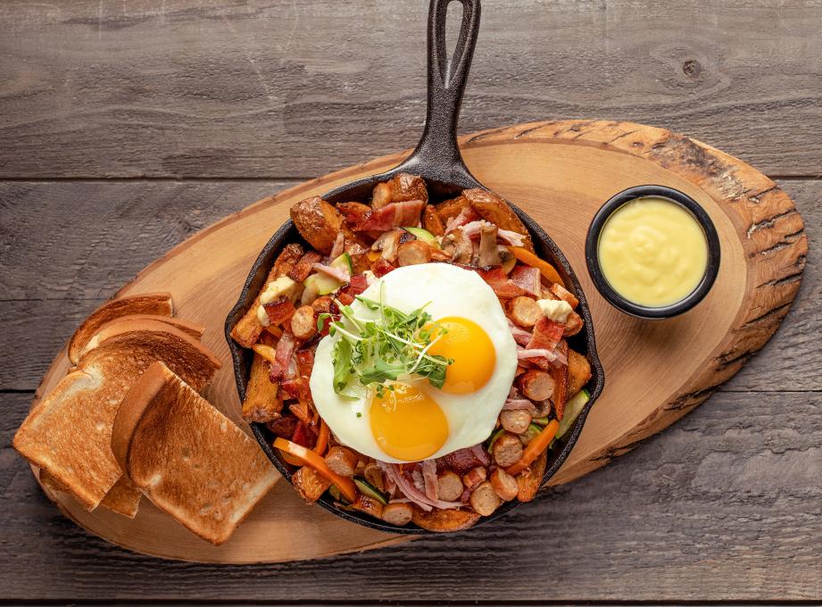 Au petit chalet - Poutine déjeuner/Breakfast poutine