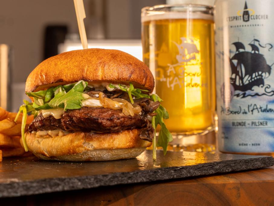Microbrasserie l'Esprit de clocher - Burger et Pilsner À Bord de l'Atalante