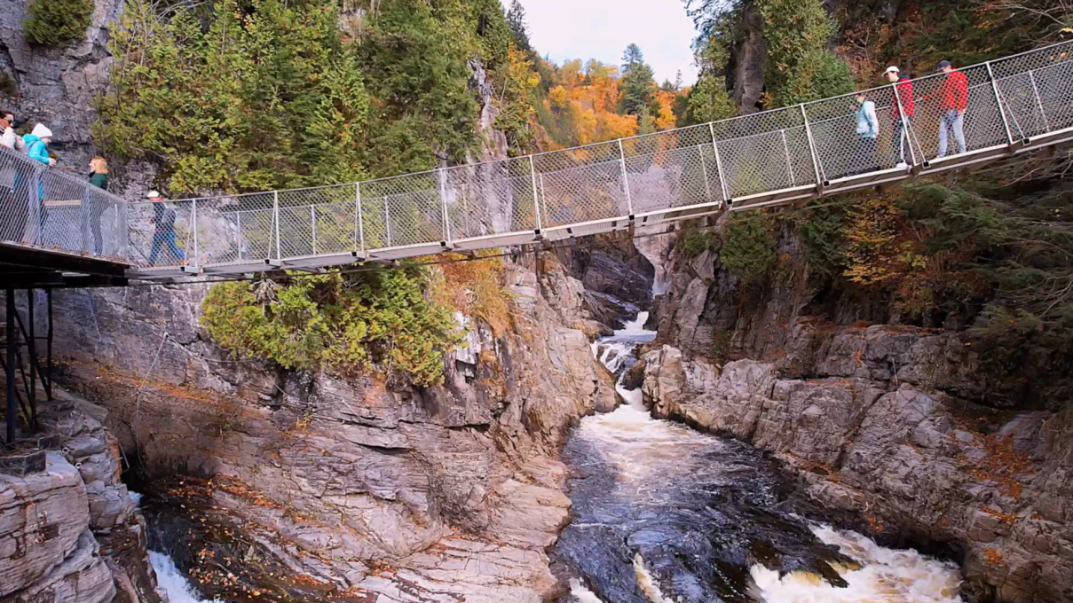Canyon Sainte-Anne - Pont suspendus au fond du gouffre