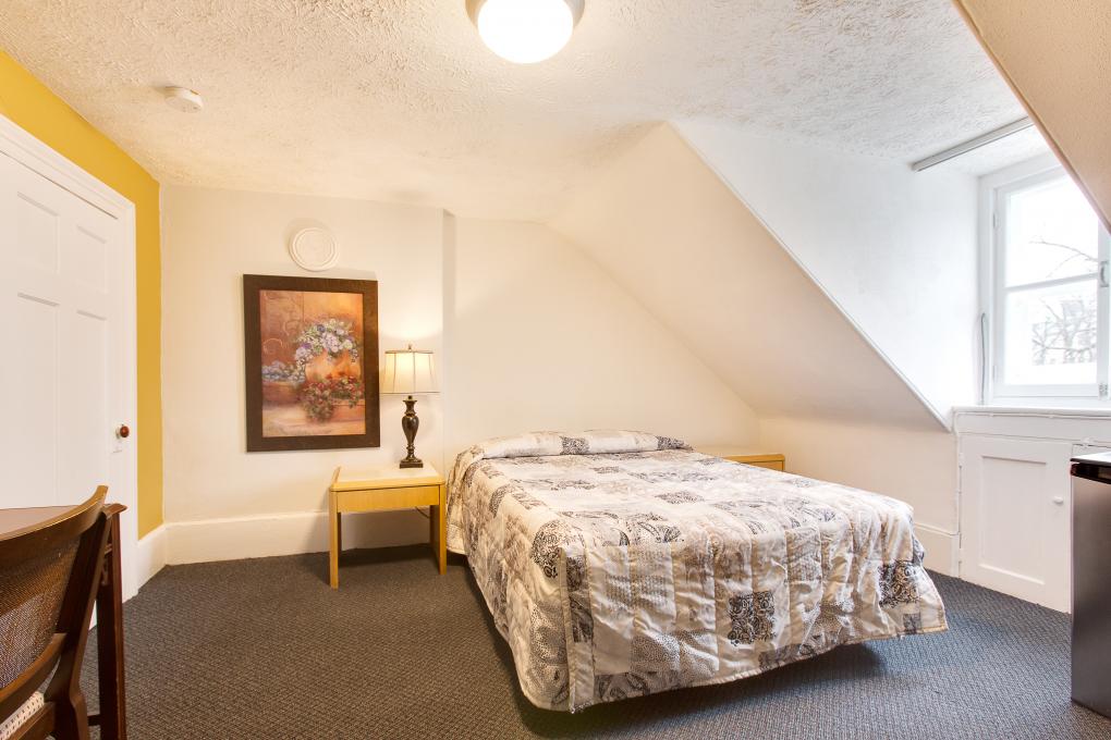 Hôtel Le Cavalier du Moulin - Standard room with queen bed with shared bathroom