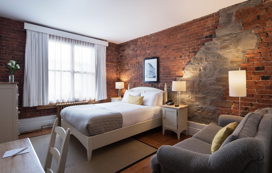 Le Saint-Pierre - Superior room with brick wall