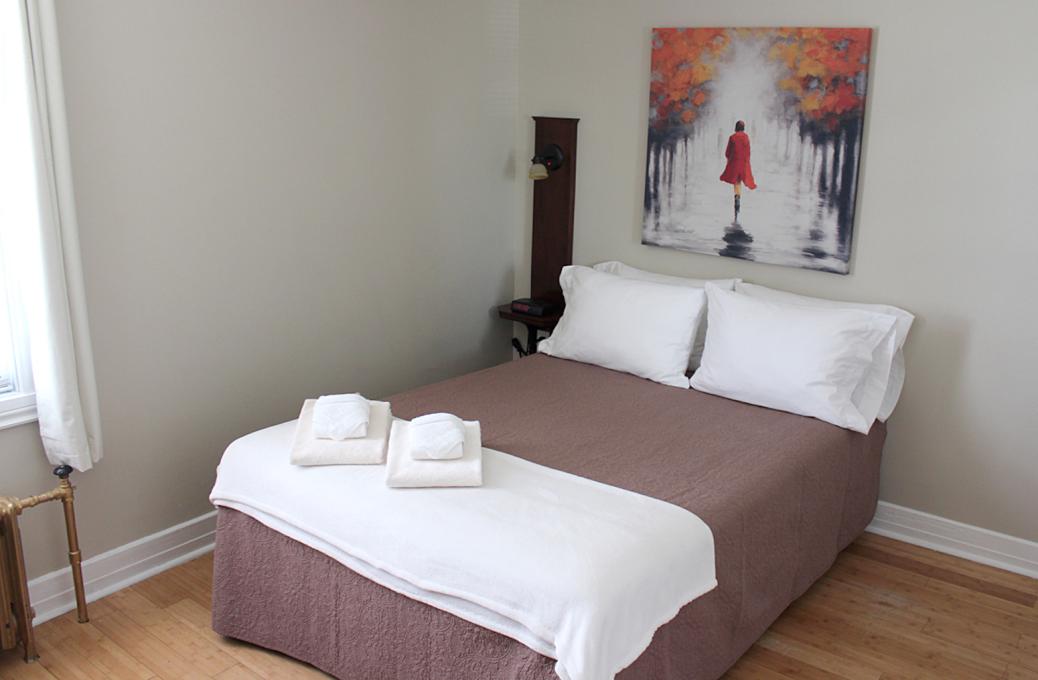 Auberge Michel Doyon - Room with 1 double bed, bathroom in the hallway