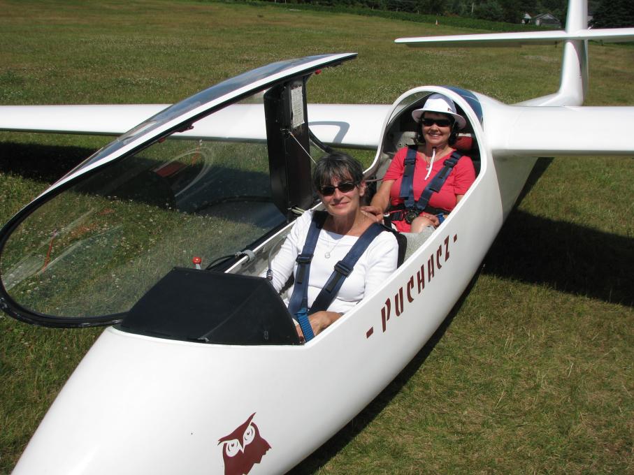 Club de vol à voile de Québec - 2 femmes dans un planeur, prêtes au décollage