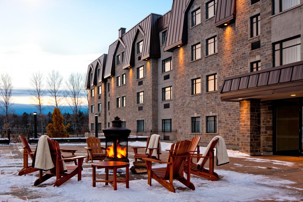 Doubletree By Hilton Quebec Resort - upper terrace and fireplace