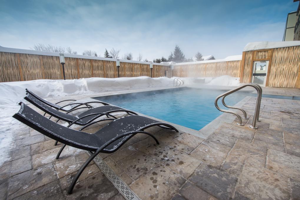 Aroma Spa - heated outdoor pool in winter