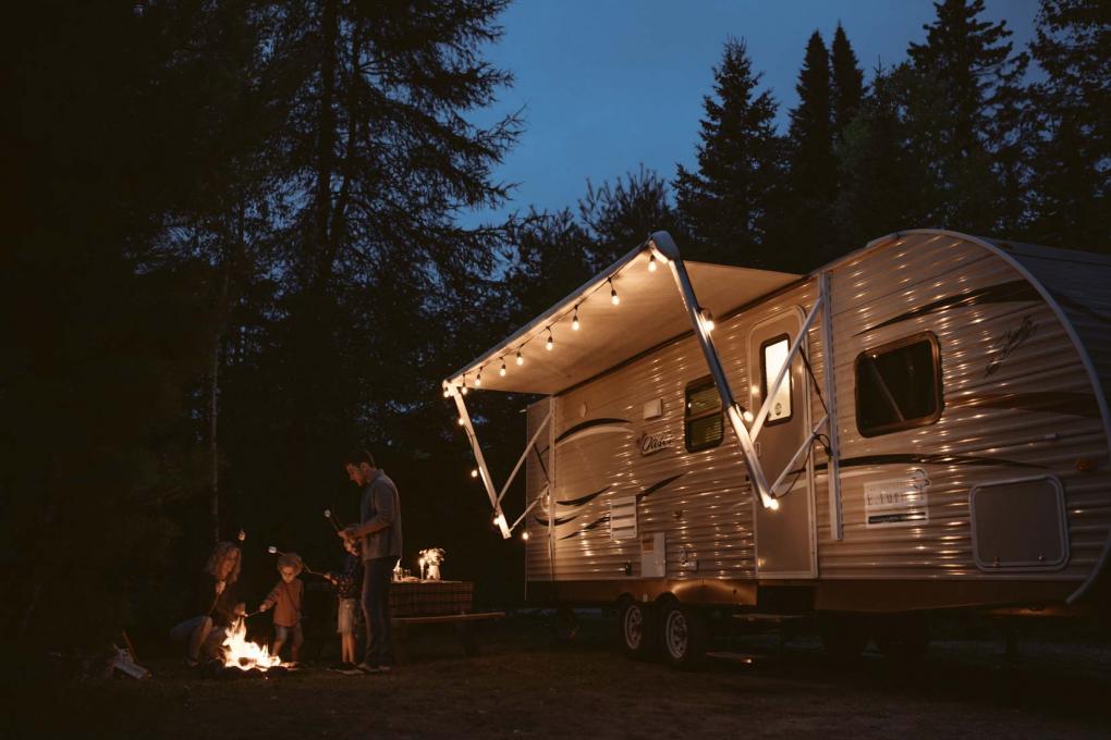 Camping Valcartier - famille autour d'un feu le soir