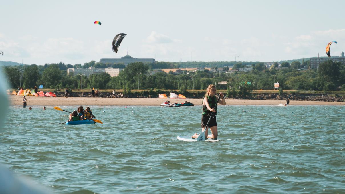 Many people take advantage of the nautical activities at the Baie de Beauport.
