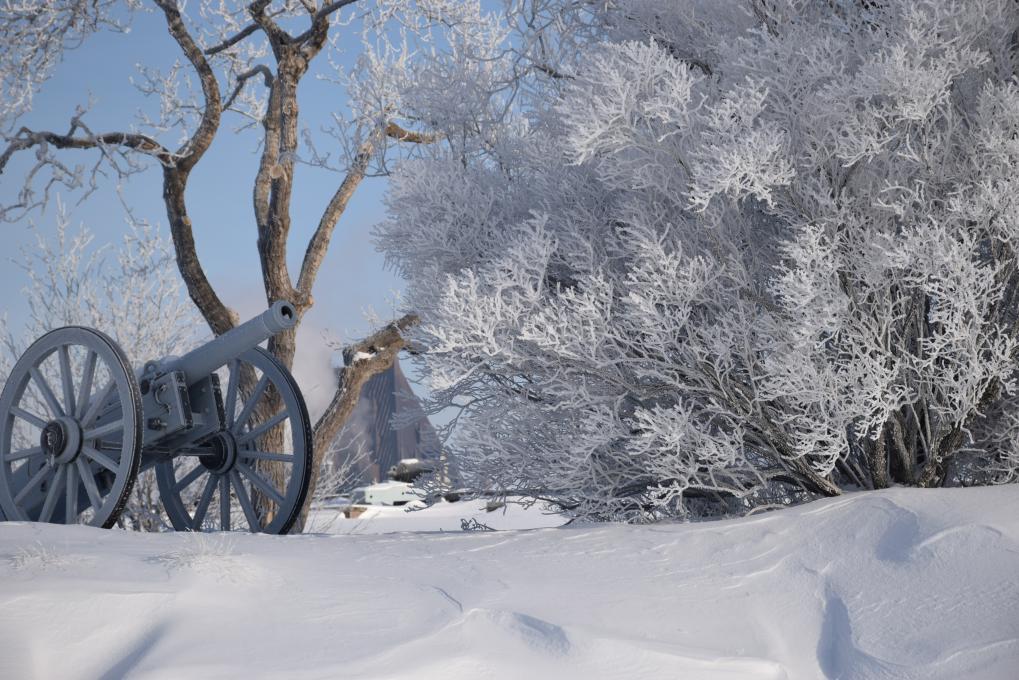 Canon en hiver et paysage extérieur enneigé à La Citadelle de Québec.