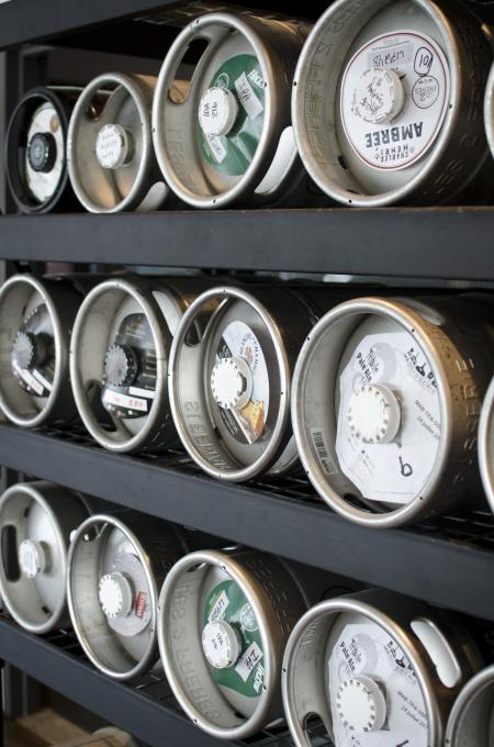 Quai 1635 - beer barrels