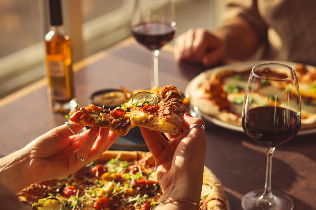Chez Mio Café-Bistro - Pizza et verre de vin en soirée