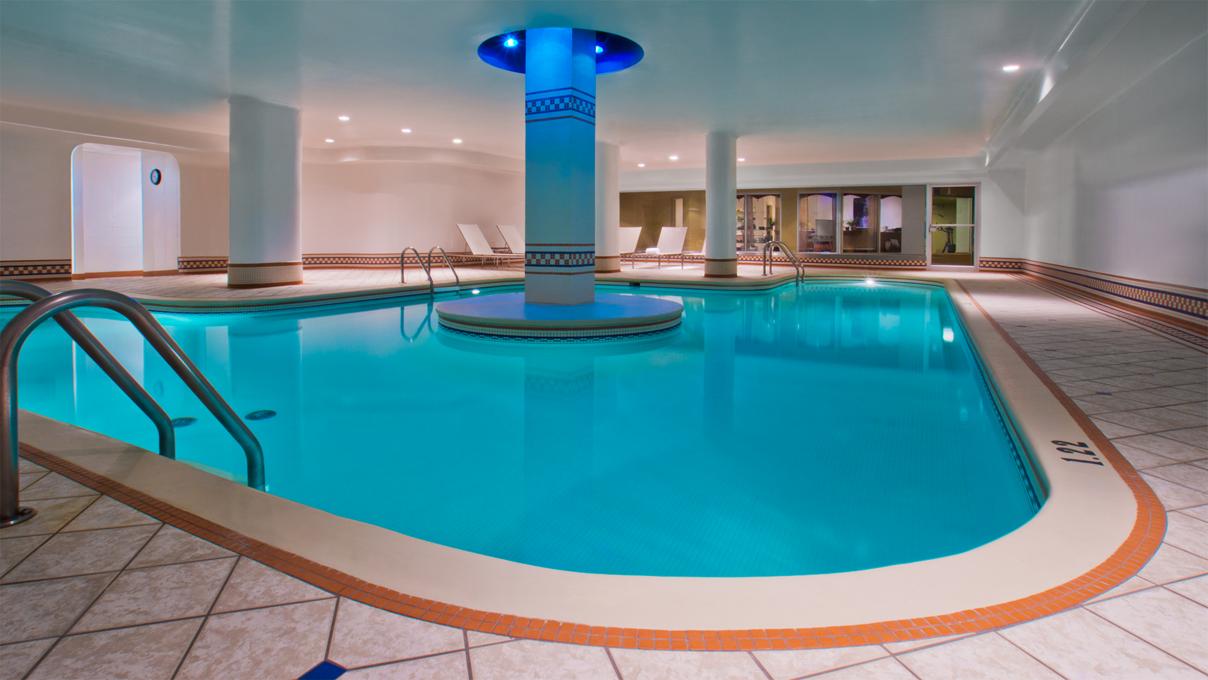 Hôtel Manoir Victoria - piscine intérieure