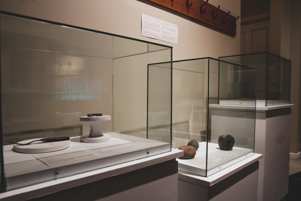 Aux Trois Couvents - Artefacts dans l'exposition archéologique