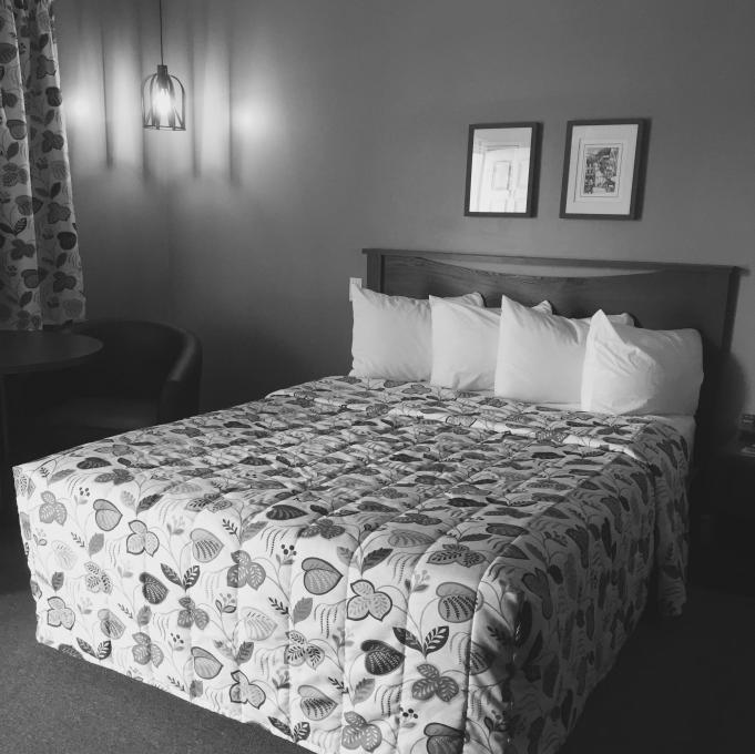 Motel Petit Hameau - chambre lit Queen