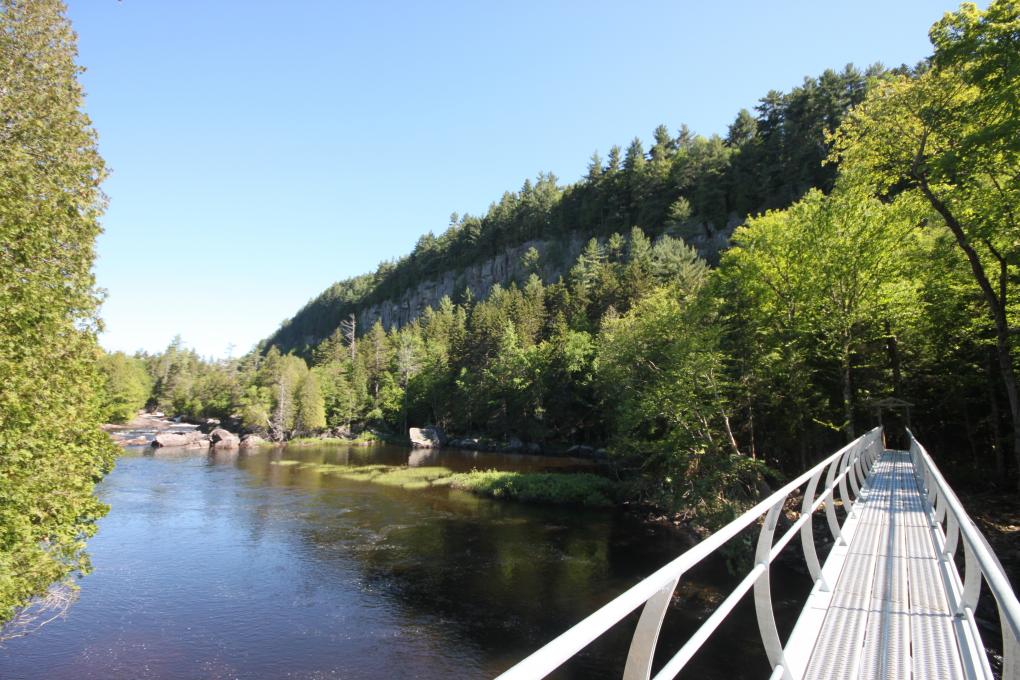 The Lac Long cliff and a bridge located in the Parc naturel régional de Portneuf.