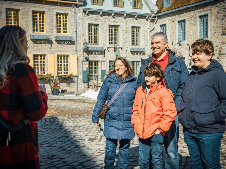 HQ Services Touristiques - Groupe en visites à pied en groupe et privées